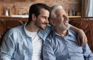 Junger Mann und alter Mann zusammen