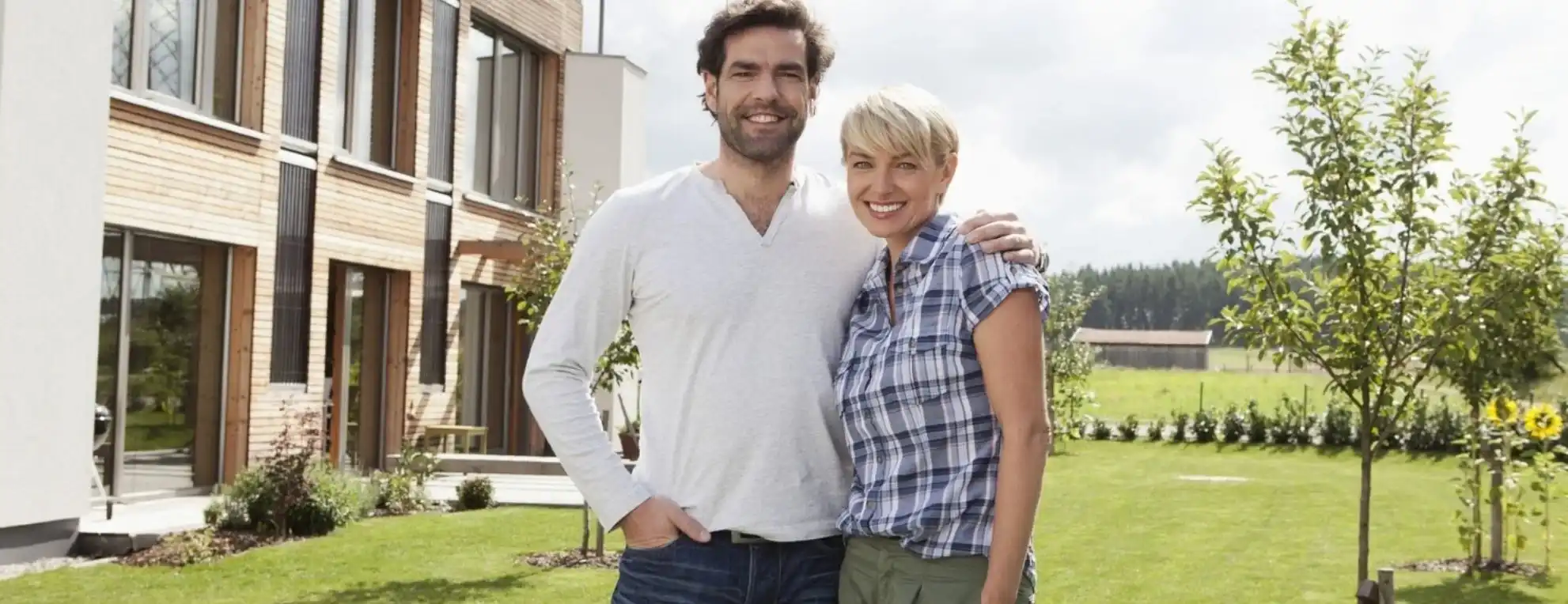 Paar mit Wohngebaeudeversicherung