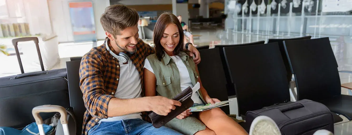 Paar mit Reiseversicherung